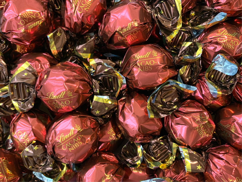 Lindt Dark Chocolate Ball with Cocoa Nibs – Chocolate Emporium